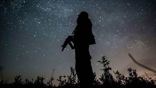 Как боевики палят по бойцам АТО на передовой: ночное видео из окопов