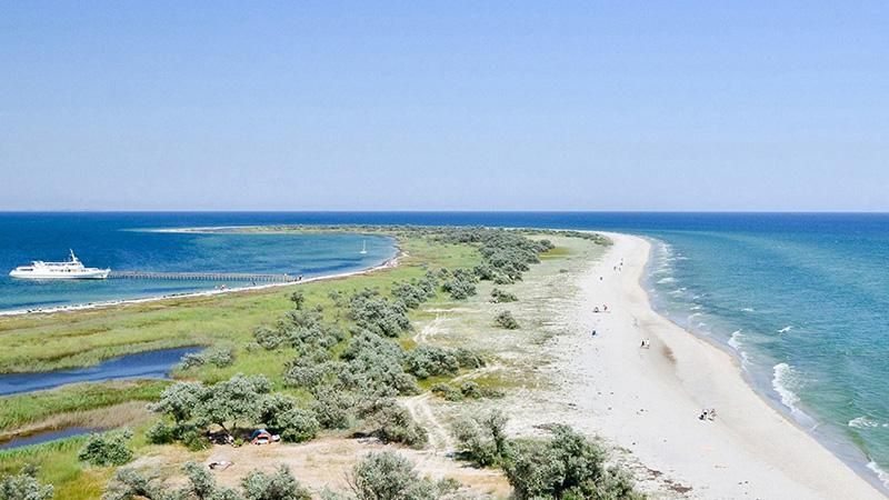 В Черном море из-за шторма теплоход сел на мель: сотни туристов эвакуировали