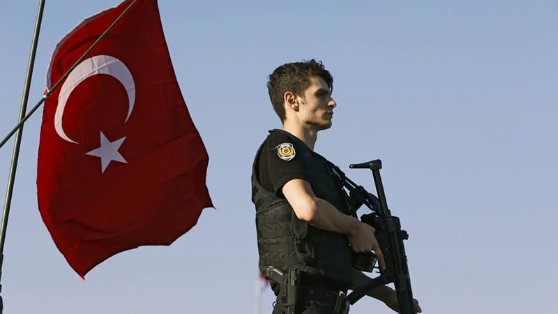 Чрезвычайное положение в Турции вновь продолжили