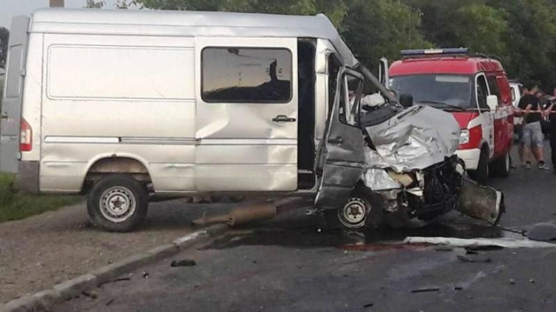Мікроавтобус зіткнувся з туристичною маршруткою в Чернівцях: з'явились фото, відео Мікроавтобус зіткнувся з туристичною маршруткою в Чернівцях: з'явились фото, відео