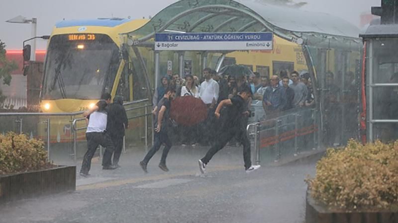 У Туреччині вирує потужна повінь: з'явились фото, відео У Туреччині вирує потужна повінь: з'явились фото, відео