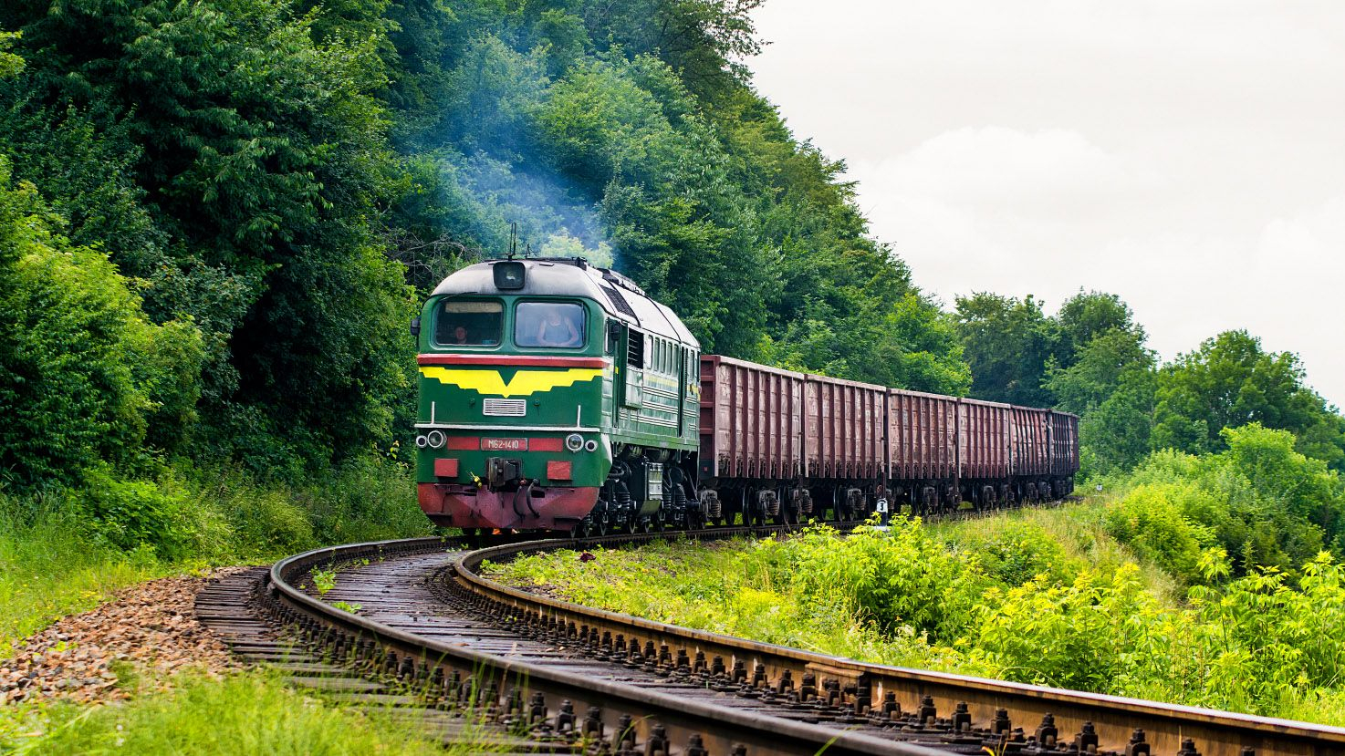 Грузовой поезд сбил насмерть человека во Львовской области