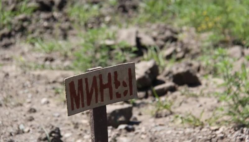 У Маріуполі рятують тракториста, який наїхав на протитанкову міну