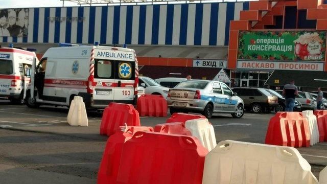 Чоловік помер на стоянці поблизу відомого ТЦ у Києві, – ЗМІ Чоловік помер на стоянці поблизу відомого ТЦ у Києві, – ЗМІ