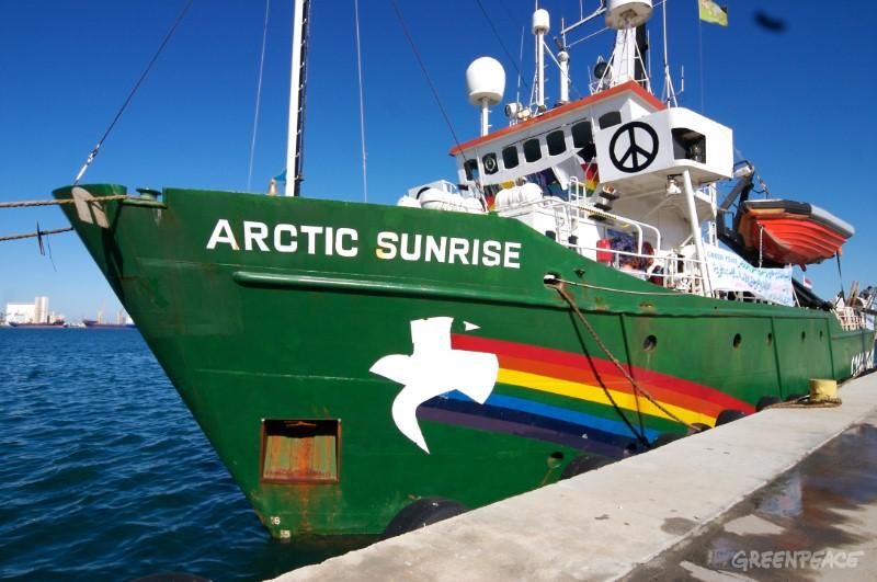 Россия должна заплатить немалый штраф за захват судна и экипажа Greenpeace в международных водах