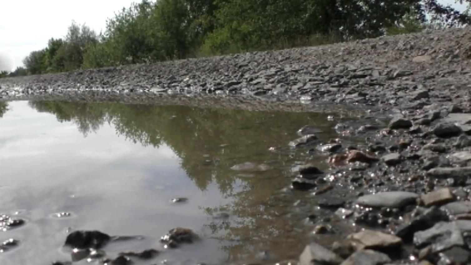 Селяни за власний кошт відремонтували дорогу до села, Автодор висловив претензії Селяни за власний кошт відремонтували дорогу до села, Автодор висловив претензії