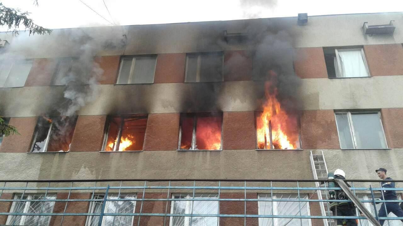 Во Львове горело помещение локомотивного депо: фото масштабного пожара
