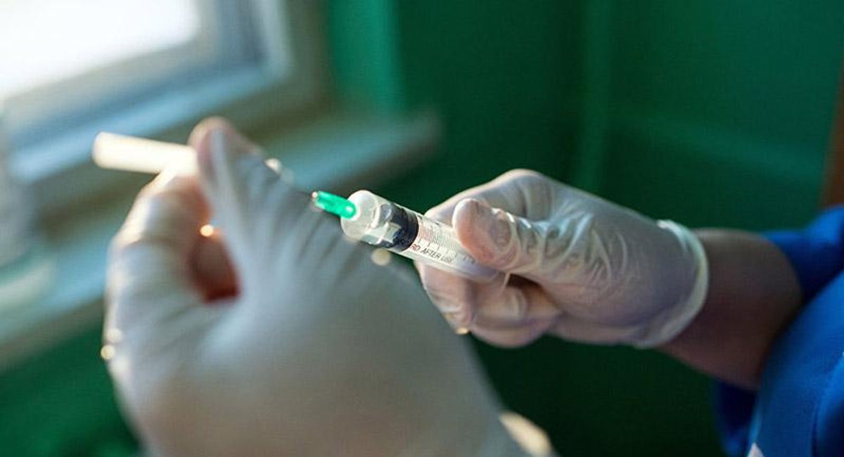 Медсестра на робочому місці робила ін'єкції наркотичних препаратів Медсестра на робочому місці робила ін'єкції наркотичних препаратів