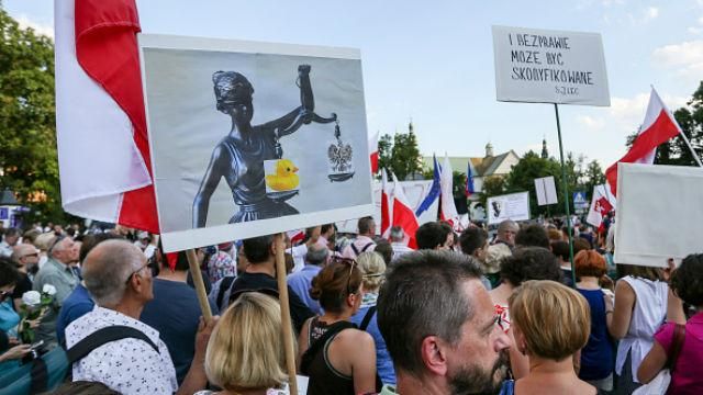 Масштабні протести у Польщі тривають: опозиція заговорила про свій Майдан