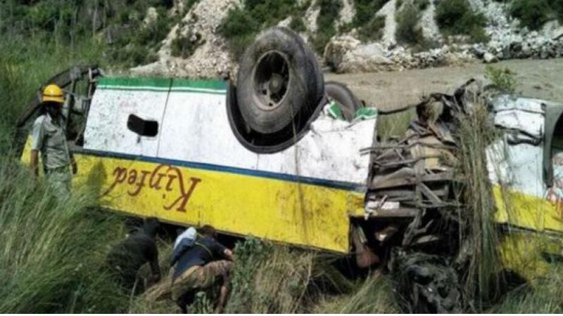 Жуткая авария в Индии: автобус с пассажирами сорвался в пропасть