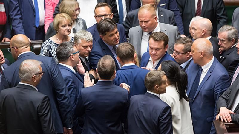 В Польше приняли скандальный закон о Верховном суде: протесты в стране продолжаются В Польше приняли скандальный закон о Верховном суде: протесты в стране продолжаются