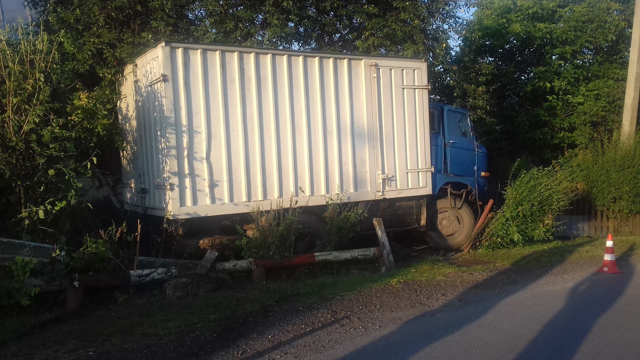 П'яний водій збив велосипедиста та протаранив паркан подвір'я на Львівщині 