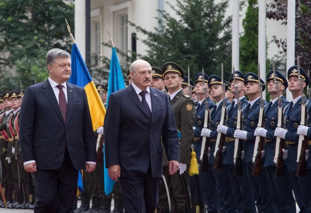 Против Лукашенко протестовали топлес в Киеве