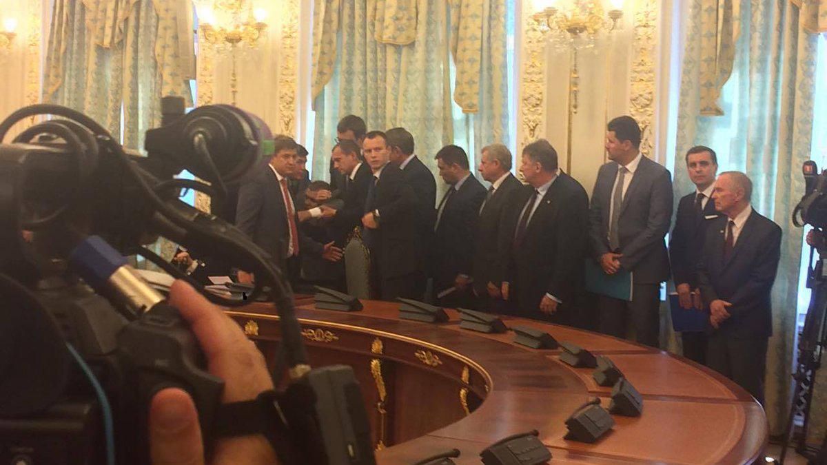 Встреча Порошенко и Лукашенко:  упал в обморок Виктор Назаренко