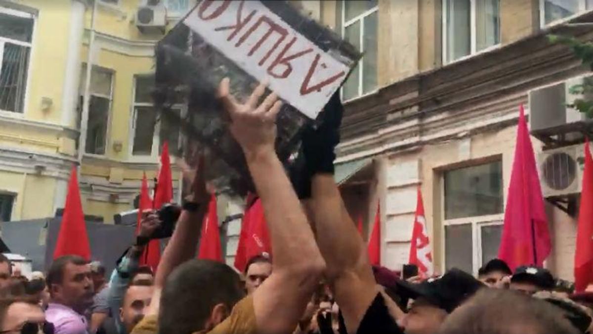 Нардепы снова устроили разборки в центре Киева Нардепы снова устроили разборки в центре Киева