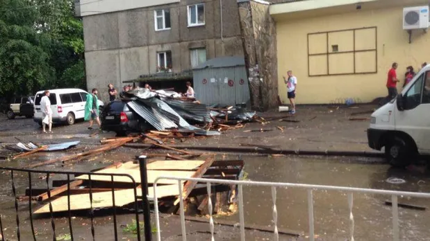 У Львові вітер зірвав дах з будинку