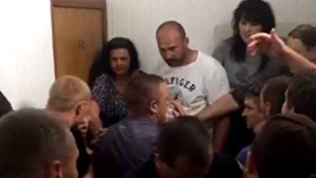 На Одещині активісти заблокували приміщення суду
