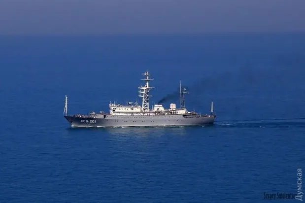 Російський корабель розвідник "Приазов'я" 