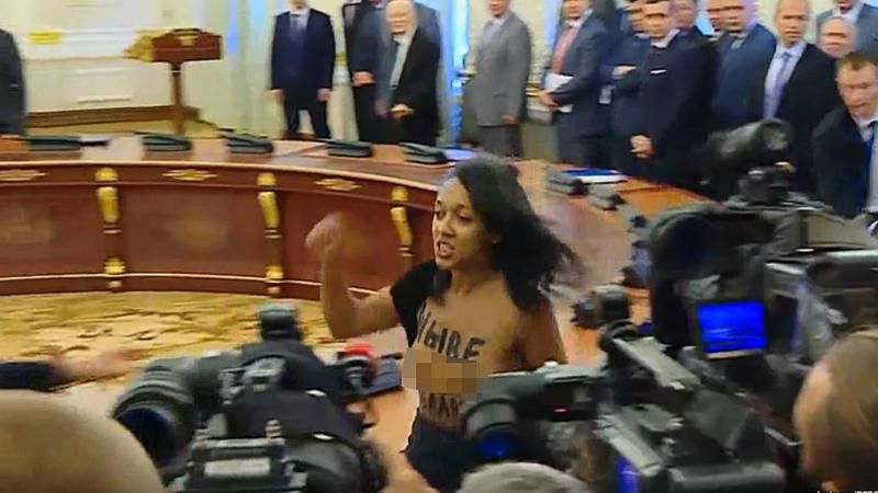 У поліції розповіли, що світить активістці FEMEN, яка оголилась на Банковій