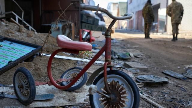 Боевики цинично обстреляли Марьинку: ранены женщины и дети Боевики цинично обстреляли Марьинку: ранены женщины и дети