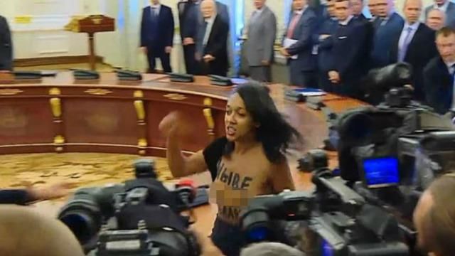 Активістка FEMEN оголила груди перед Порошенком і Лукашенком: суд виніс рішення Активістка FEMEN оголила груди перед Порошенком і Лукашенком: суд виніс рішення