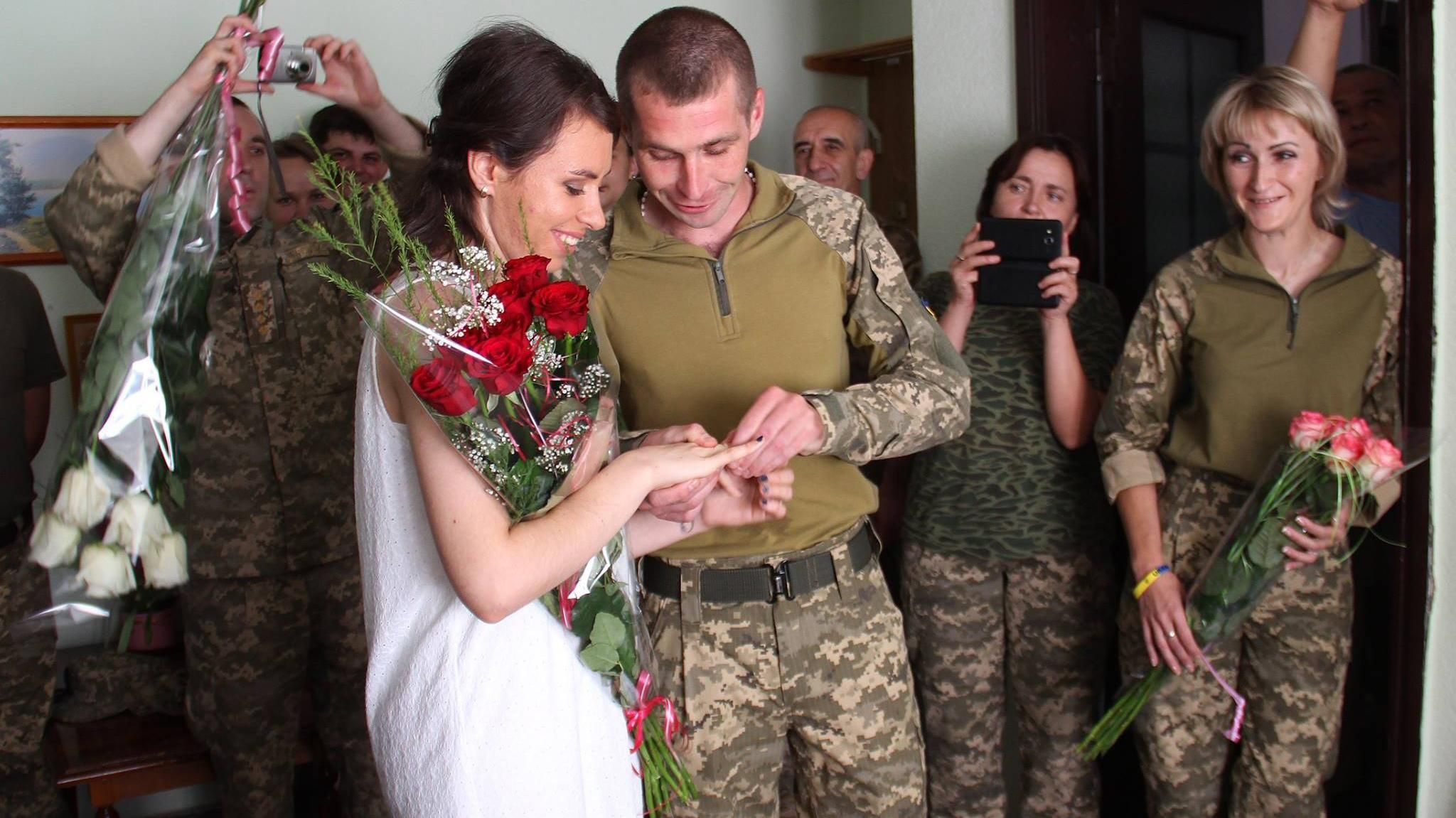 Весілля на фронті: як у прифронтовій Авдіївці побралися військові-молодята