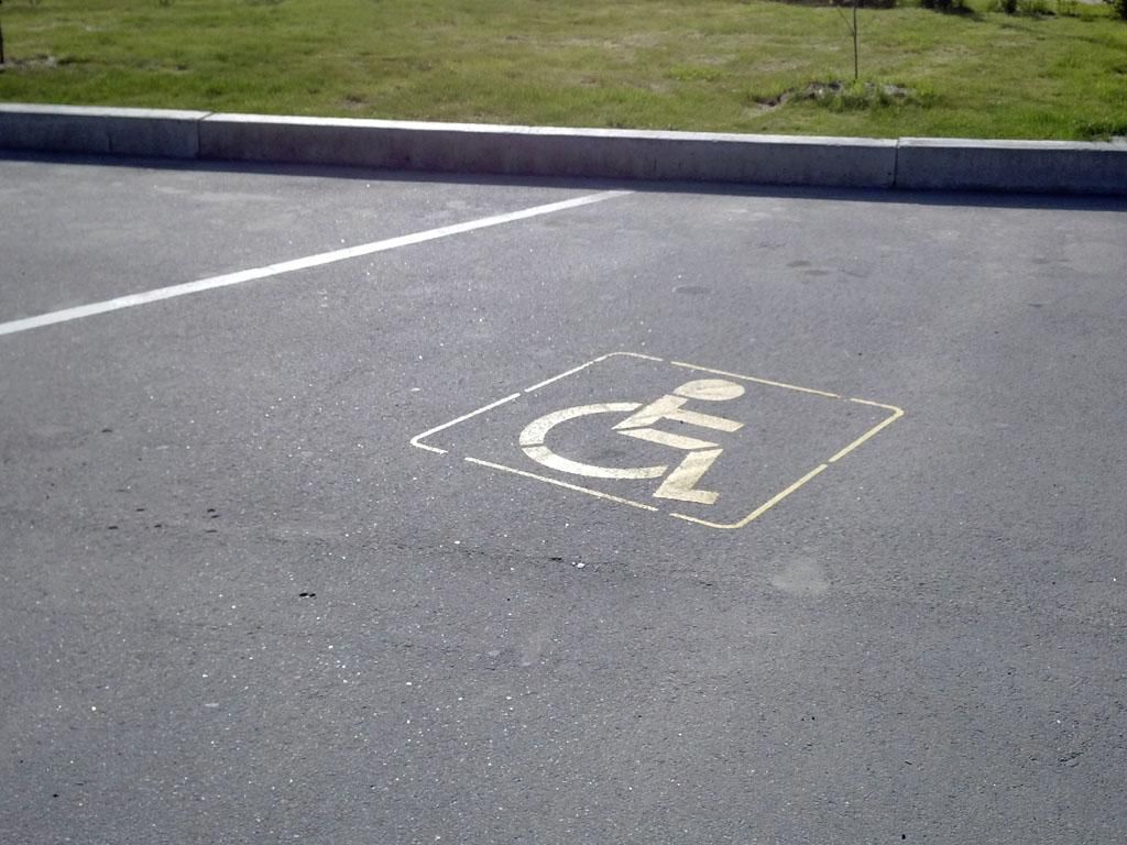 В Украине повысили штрафы за парковку на местах для инвалидов