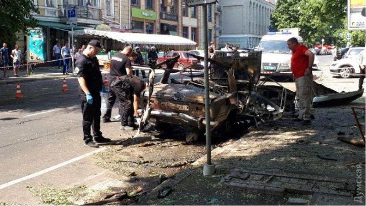 Автомобиль взорвался и центре Одессы: взрывная волна вынесла окна в кафе