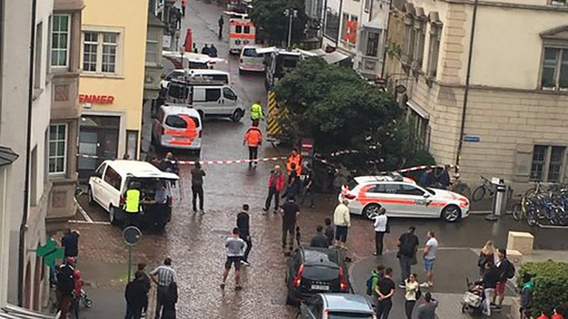 Неизвестный напал на прохожих с бензопилой в Швейцарии: есть раненые Неизвестный напал на прохожих с бензопилой в Швейцарии: есть раненые