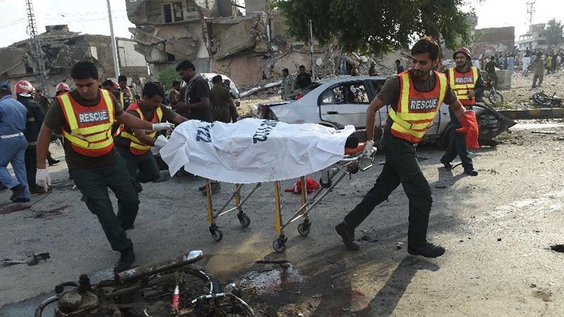 Моторошний теракт у Пакистані: загинуло більше 25 осіб, з'явилися фото (18+) 