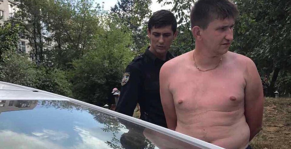 У Києві нетверезий чоловік накинувся на поліцейського: фото
