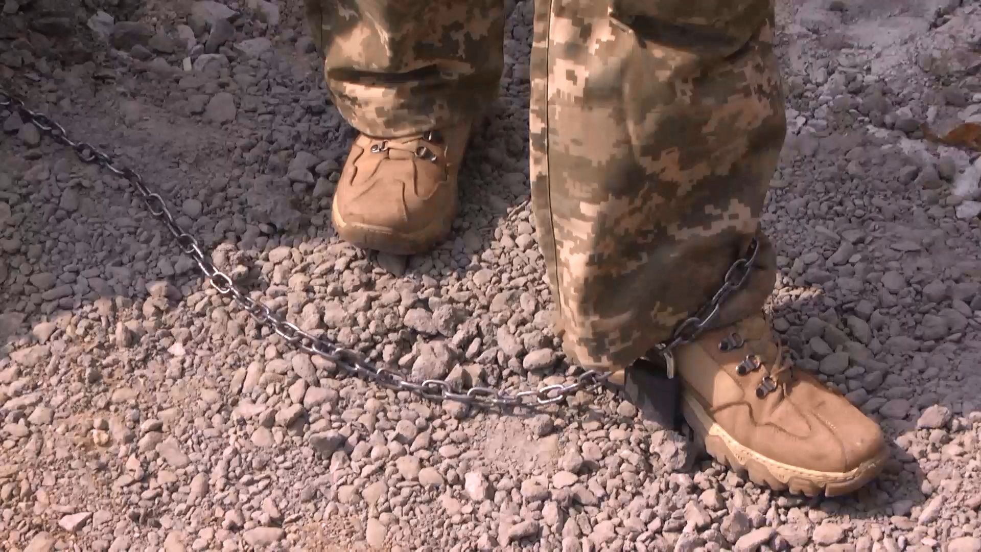 Боєць АТО прикував себе до стовпа, щоб привернути увагу до проблем в армії Боєць АТО прикував себе до стовпа, щоб привернути увагу до проблем в армії