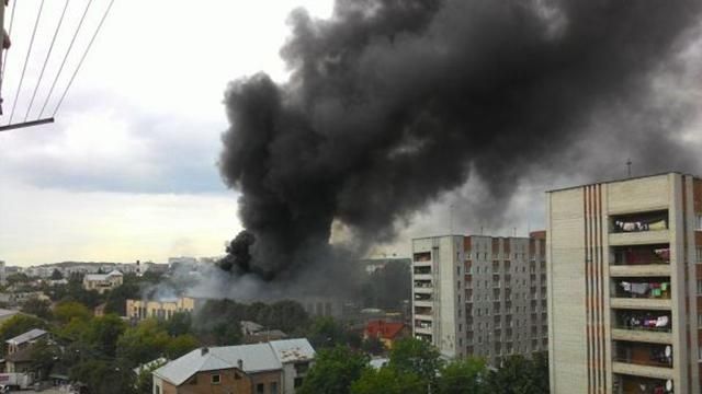 Во Львове горит завод: чернющий столб дыма видно из разных уголков города