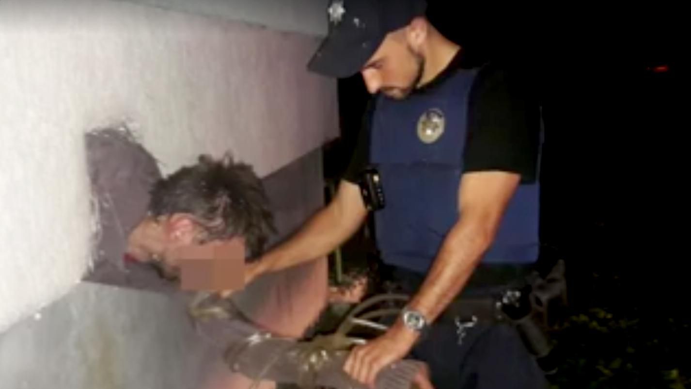 Грабитель застрял в вентиляционном окне во время побега во Львове: видео