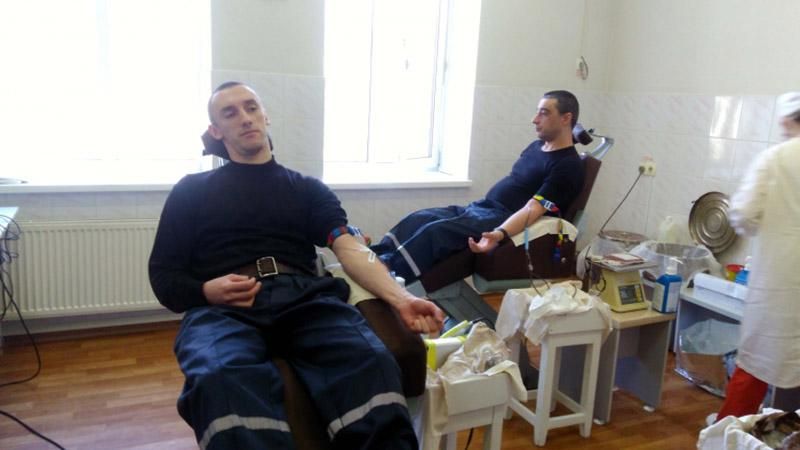 Рятувальники із Запоріжжя здали кров для постраждалих в пожежі дітей Рятувальники із Запоріжжя здали кров для постраждалих в пожежі дітей