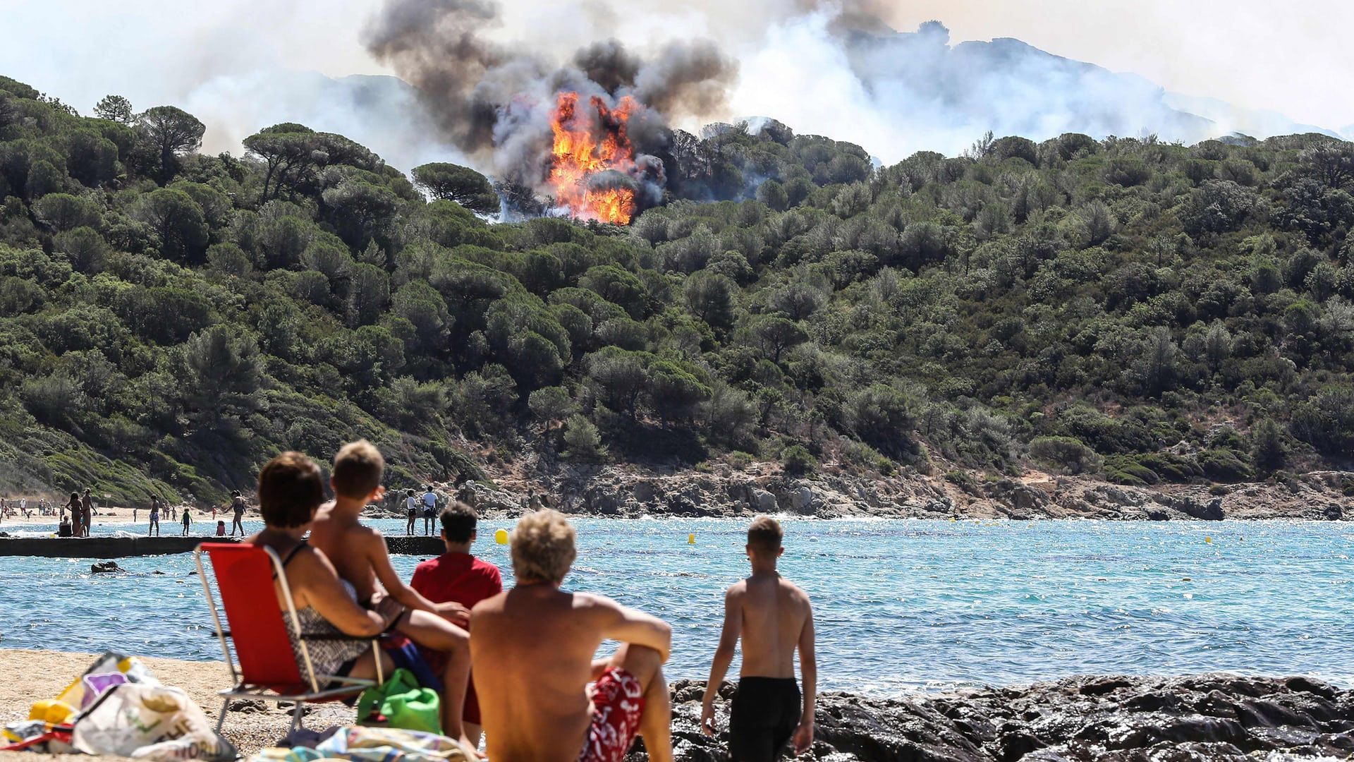 Четыре тысячи пожарных до сих пор не могут погасить  лесные пожары во Франции