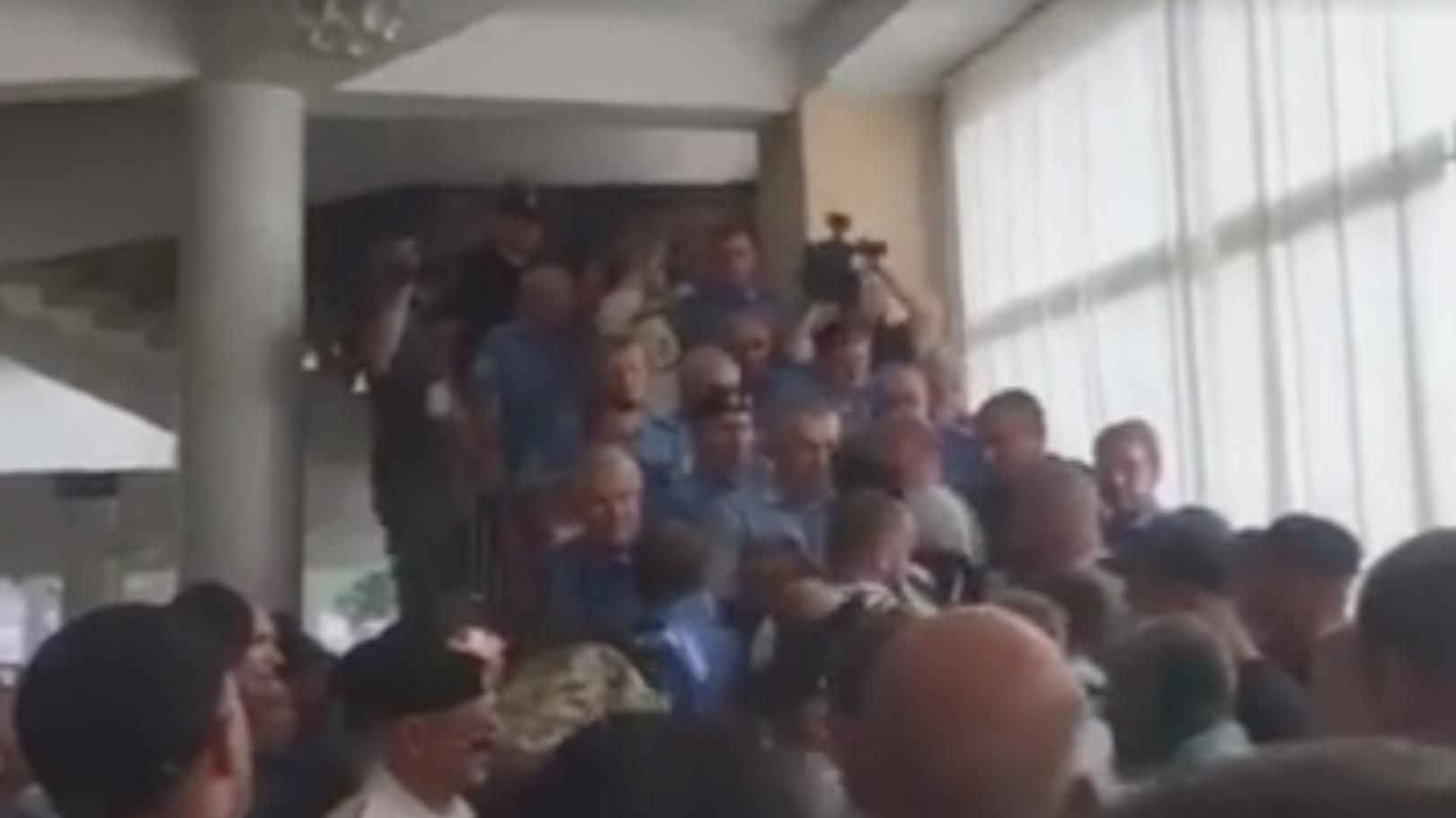 Люди Вилкула устроили драку с бойцами АТО в Кривом Роге: опубликовано видео