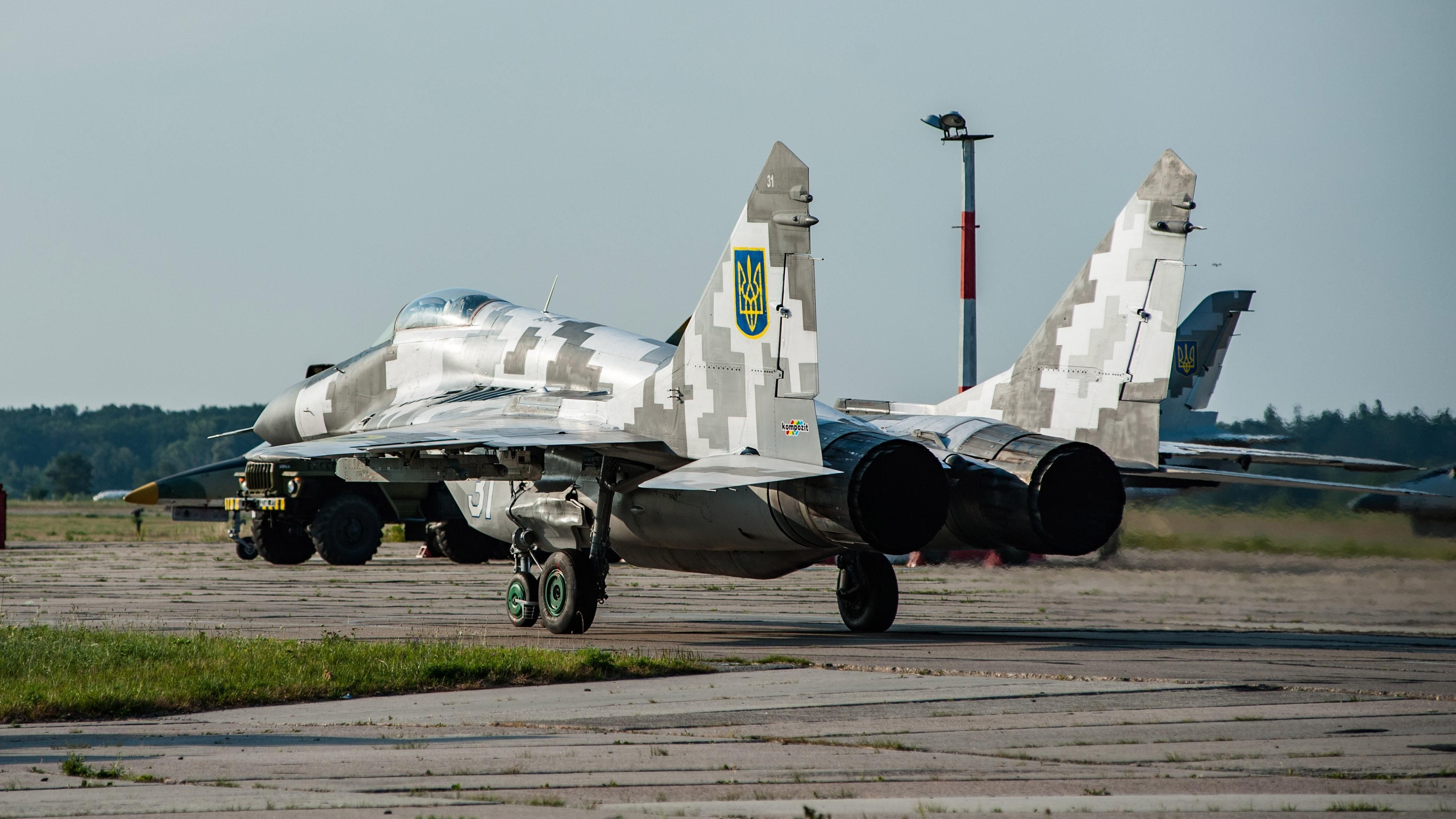 Тренировка украинских пилотов: в небо над Киевом подняли десяток истребителей