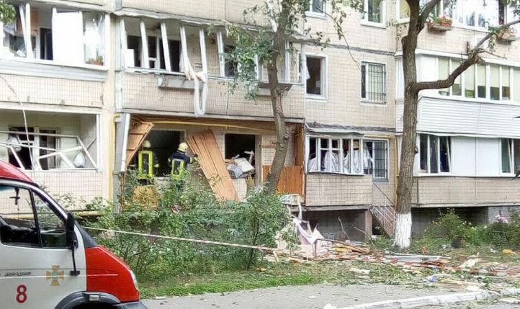 Взрыв в Киеве в жилом доме: появились первые фото и видео
