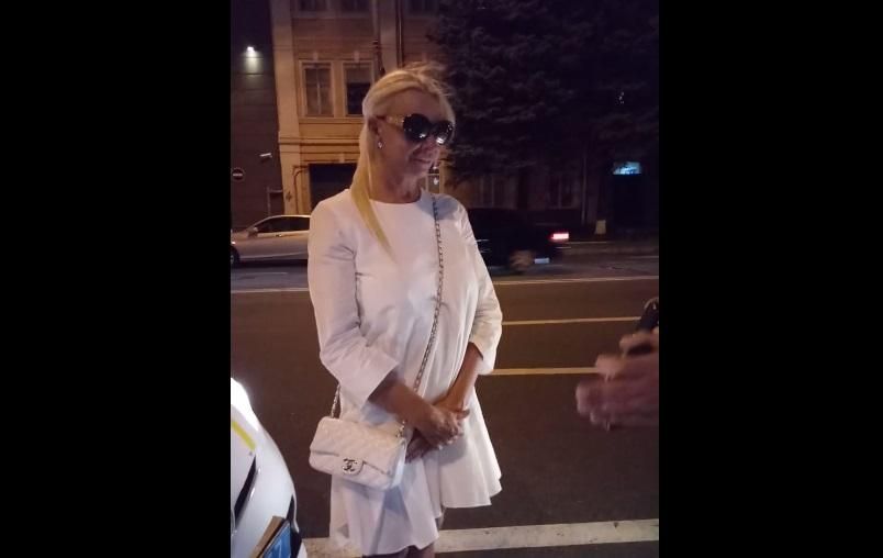 Скандальна блондинка "Свєта" знову відзначилась у Києві: фото та відео