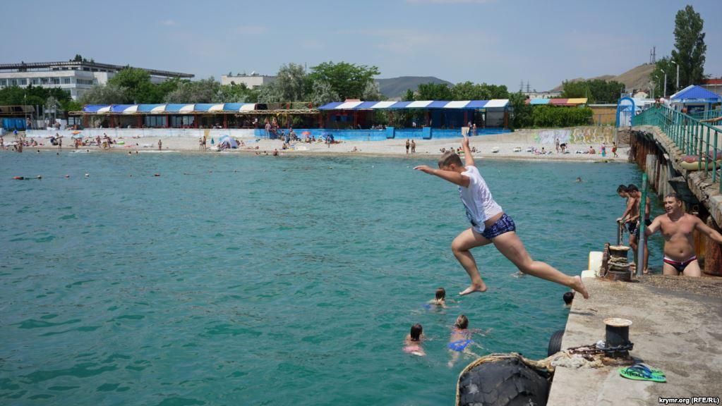 У Криму знайшли один з найлюдніших пляжів: як виглядає відомий курорт у розпал сезону