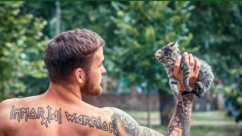 Полуобнаженные мужчины взялись спасать бездомных животных в Днепре: появились фото Полуобнаженные мужчины взялись спасать бездомных животных в Днепре: появились фото