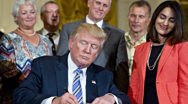 Трамп готовится подписать закон об усилении санкций, – AP Трамп готовится подписать закон об усилении санкций, – AP