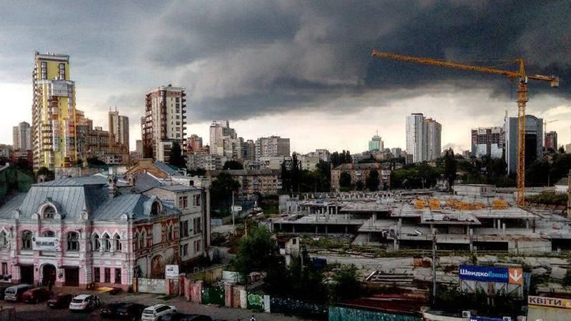 На Киев надвигается мощный шторм: потрясающие фото непогоды из соцсетей