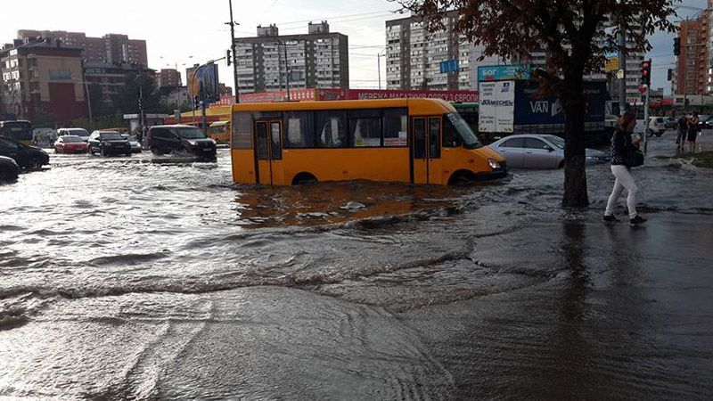 В результате непогоды в Киеве затопило улицы и метро: фото и видео