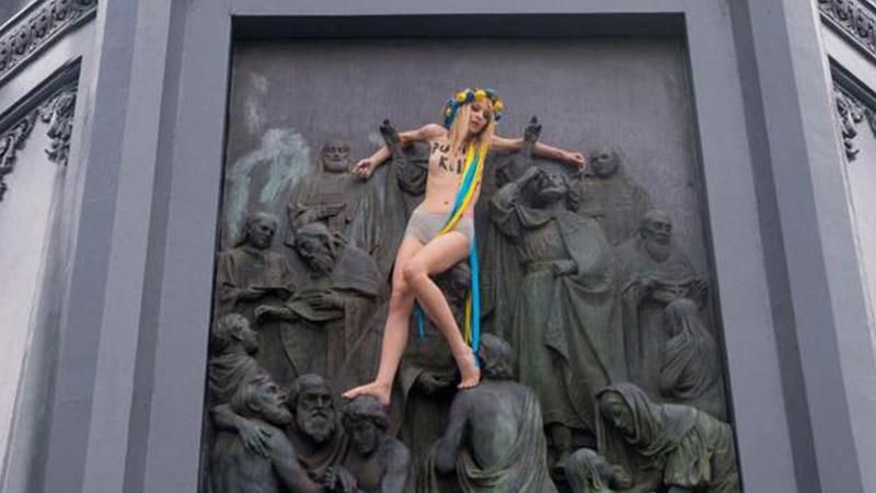 Обнаженная активистка Femen "распяла" себя с надписью на груди "Путин убивает": появилось фото