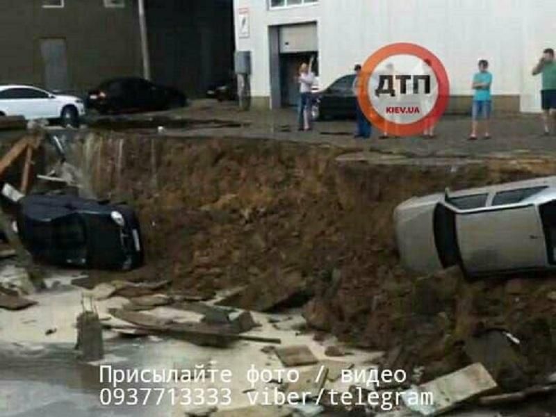 У Києві трапився провал ґрунту: апокаліптичні фото У Києві трапився провал ґрунту: апокаліптичні фото