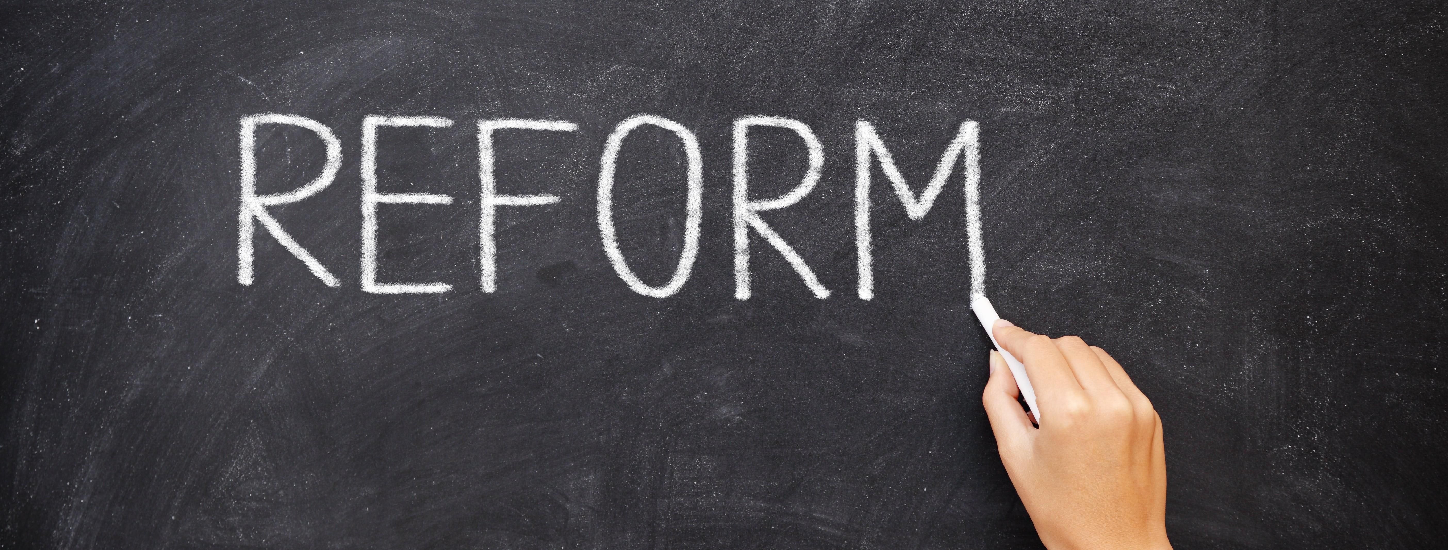 Чому в Україні загальмували реформи: думка експерта Чому в Україні загальмували реформи: думка експерта