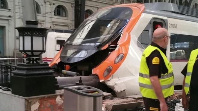 У центрі Барселони розбився потяг: фото та відео з місця події У центрі Барселони розбився потяг: фото та відео з місця події