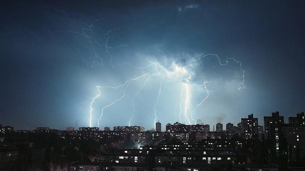 Погіршення погоди: майже по всій Україні оголосили штормове попередження Погіршення погоди: майже по всій Україні оголосили штормове попередження